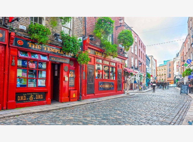 Знаменитый Ирландский паб – это колоритный местный «клуб по интересам», в котором, помимо общения, можно найти и весьма вкусную еду