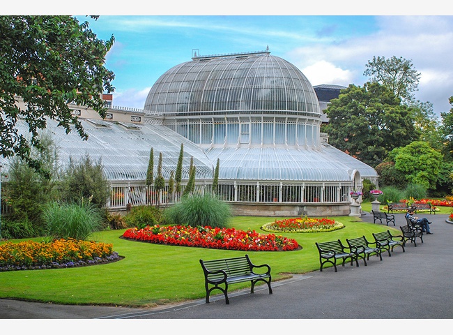 Ботанический сад Дублина. Нередко это чудесное место называют Зеленым островом — часть парка захватывает участок, со всех сторон окруженный рекой Толка