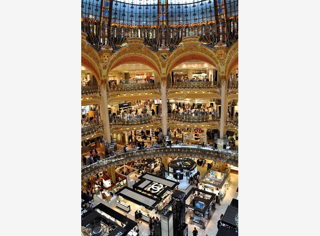 Галерея (Galeries Lafayette) внутри - знаменитый торговый центр Парижа Галерея (Galeries Lafayette) внутри - знаменитый торговый центр Парижа