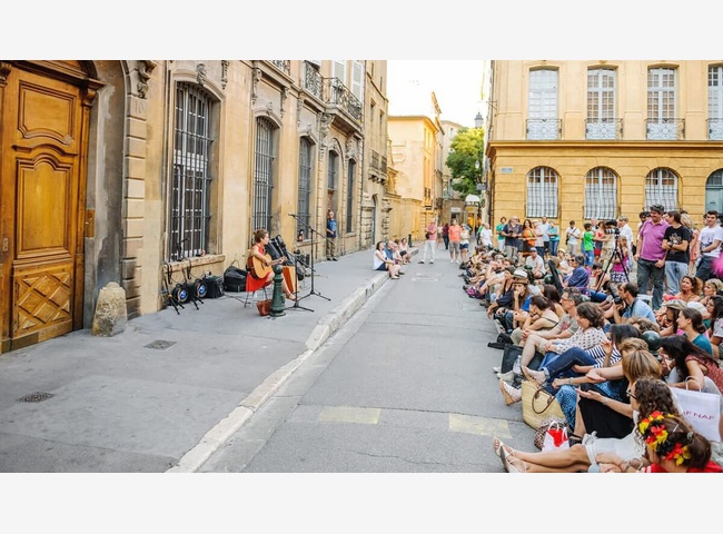 Самый «громкий» праздник Le Festival d’Aix-en-Provence, когда артисты оперы, мастера сценического искусства, а также музыканты показывают свои умения и делятся своими талантами с гостями фестиваля Самый «громкий» праздник Le Festival d’Aix-en-Provence, когда артисты оперы, мастера сценического искусства, а также музыканты показывают свои умения и делятся своими талантами с гостями фестиваля