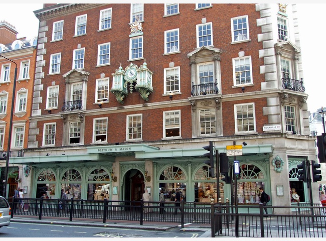 Fortnum & Mason — очень известное место, в которое случайно попадают почти все туристы в Лондоне